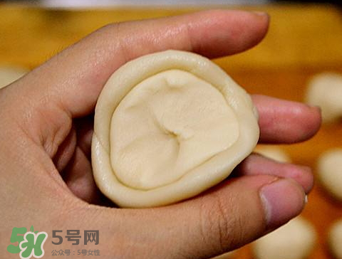蛋黃酥油皮破了怎么辦？做蛋黃酥油皮破皮原因
