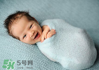 剪臍帶時寶寶會不會疼？剪臍帶寶寶疼嗎？