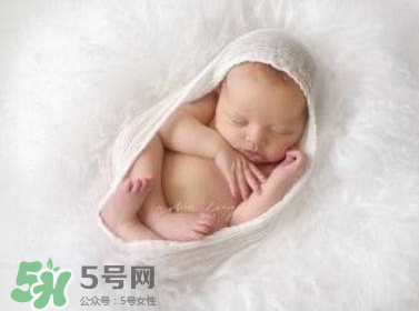 剪臍帶時寶寶會不會疼？剪臍帶寶寶疼嗎？