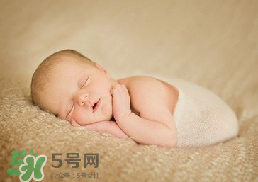 剪臍帶時寶寶會不會疼？剪臍帶寶寶疼嗎？