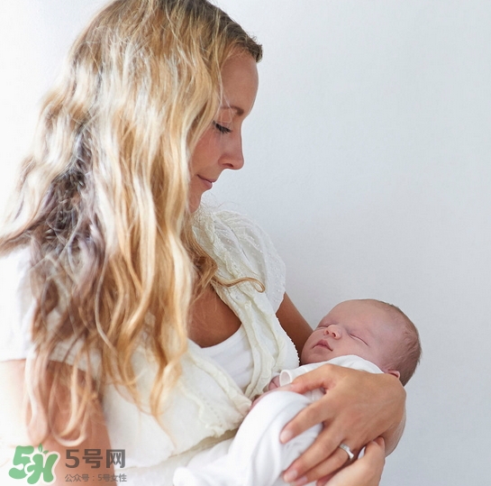 新生寶寶怎么抱？新生寶寶可以豎著抱嗎？