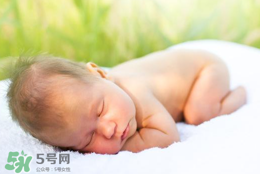 寶寶曬太陽后出濕疹正常嗎？寶寶曬太陽會出濕疹嗎？