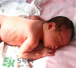 寶寶曬太陽后出濕疹正常嗎？寶寶曬太陽會出濕疹嗎？