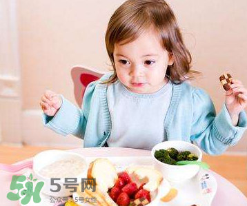 怎么培養(yǎng)寶寶自己吃飯？如何培養(yǎng)寶寶自己吃飯