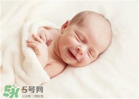 寶寶驚跳是什么癥狀？寶寶驚跳反應(yīng)怎么安撫？
