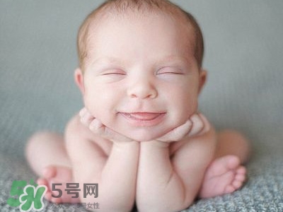 寶寶剛出生可以喝奶粉嗎？剛出生的寶寶喝多少奶粉？