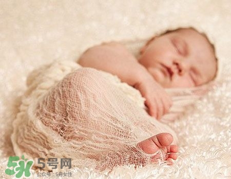 寶寶剛出生可以喝奶粉嗎？剛出生的寶寶喝多少奶粉？