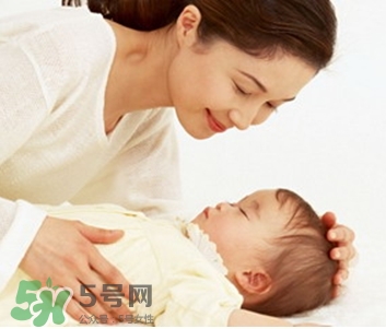 寶寶驚跳是什么癥狀？寶寶驚跳反應(yīng)怎么安撫？
