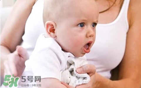 新生兒吐奶是什么原因？新生兒吐奶從鼻子出來怎么回事？