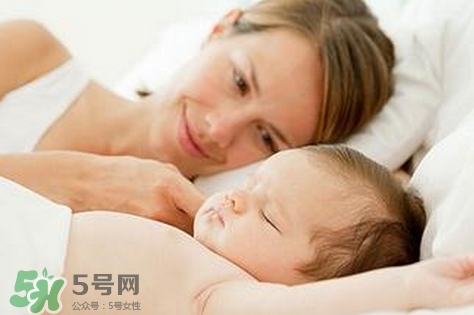 新生寶寶幾個月可以豎著抱？寶寶豎著抱的正確姿勢