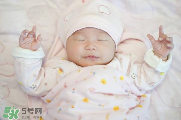 寶寶剛出生可以喝奶粉嗎？剛出生的寶寶喝多少奶粉？