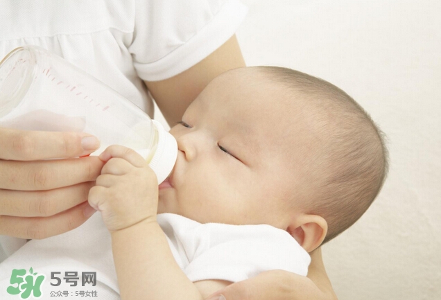 新生兒吐奶是什么原因？新生兒吐奶從鼻子出來怎么回事？