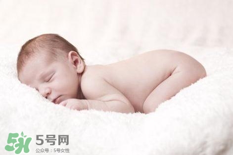 寶寶驚跳是什么癥狀？寶寶驚跳反應(yīng)怎么安撫？