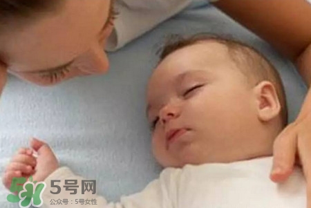 寶寶驚跳反應(yīng)什么時候消失？寶寶驚跳反射太頻繁怎么辦？