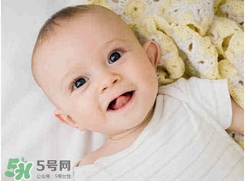 寶寶剛出生可以喝奶粉嗎？剛出生的寶寶喝多少奶粉？