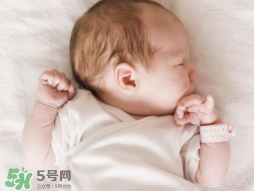 寶寶驚跳反應(yīng)什么時候消失？寶寶驚跳反射太頻繁怎么辦？