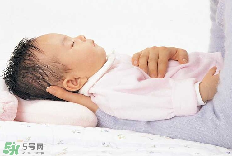 新生寶寶怎么抱？新生寶寶可以豎著抱嗎？