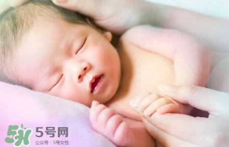 新生寶寶幾個月可以豎著抱？寶寶豎著抱的正確姿勢