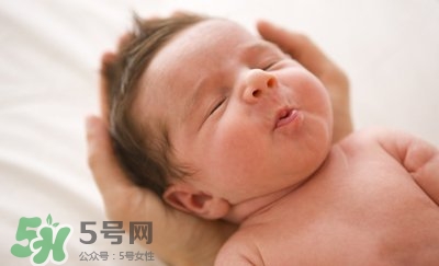 新生兒吐奶是什么原因？新生兒吐奶從鼻子出來怎么回事？
