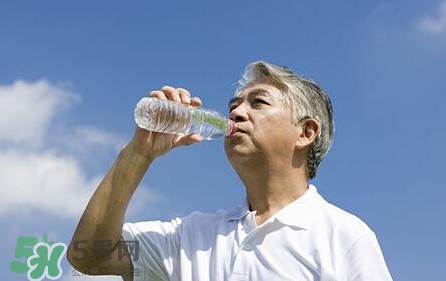 國家飲用水標準是什么？飲用水和礦泉水的區(qū)別