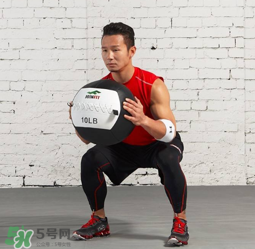 藥球深蹲怎么做？藥球深蹲訓(xùn)練方法