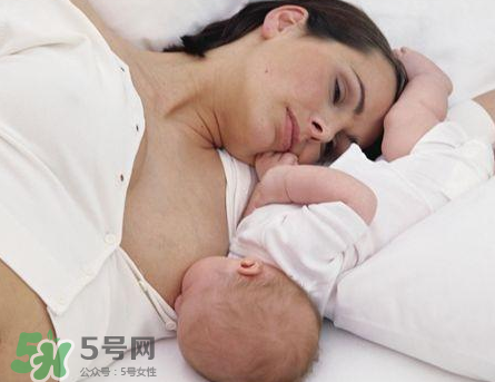 新生兒嗜睡吃奶量少要緊嗎？新生兒吃奶量少怎么辦？