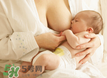 新生兒嗜睡吃奶量少要緊嗎？新生兒吃奶量少怎么辦？