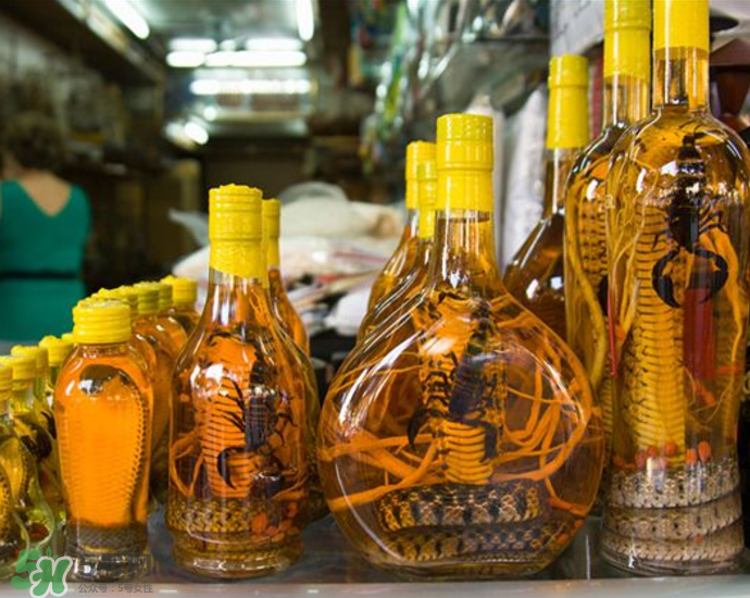 毒蛇泡在酒里為什么不死？毒蛇泡酒不死是什么原因？