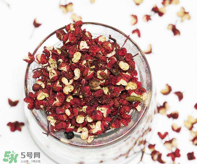 花椒泡腳能治白發(fā)嗎？花椒泡腳白發(fā)能轉黑嗎？