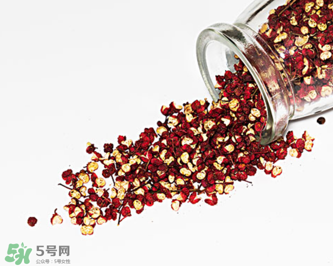 花椒泡腳能治白發(fā)嗎？花椒泡腳白發(fā)能轉黑嗎？