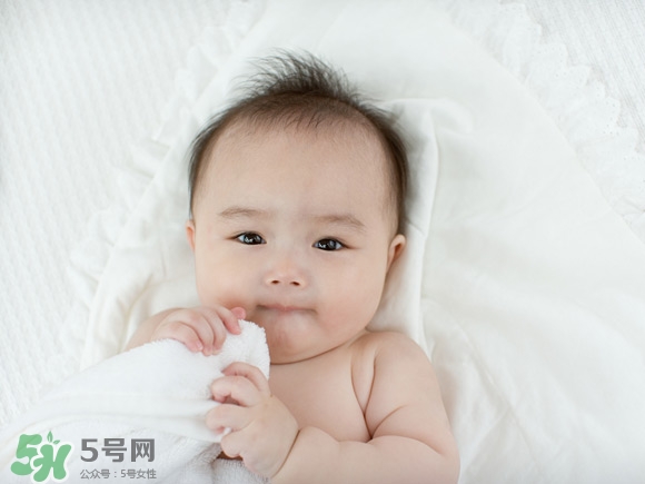 嬰兒幾個月可以做寶寶椅？嬰兒安全椅安裝方法