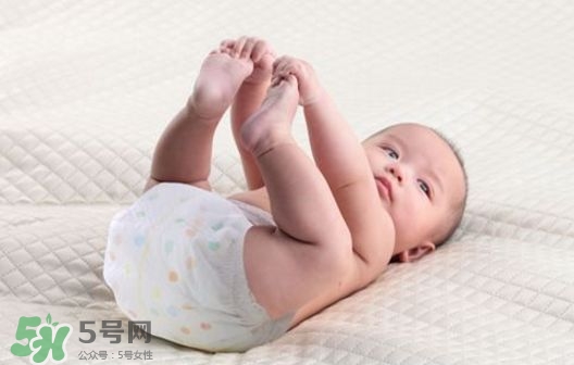 新生兒一天用多少尿不濕？新生兒尿不濕買多大的？