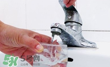 自來水為什么不能直接喝？自來水洗過的水果為什么可以吃？