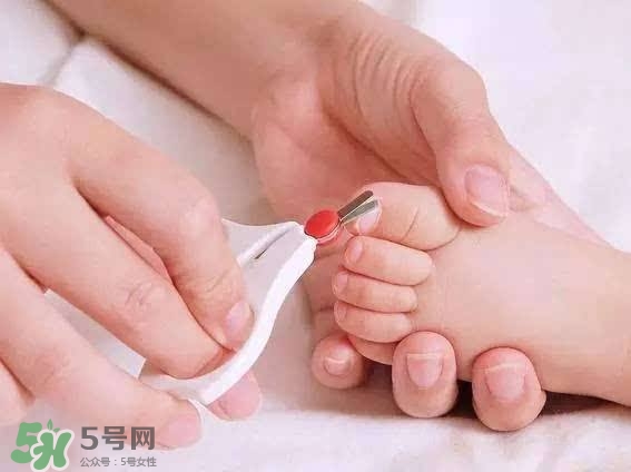 未滿月的寶寶可以剪指甲嗎？寶寶多久剪一次指甲？