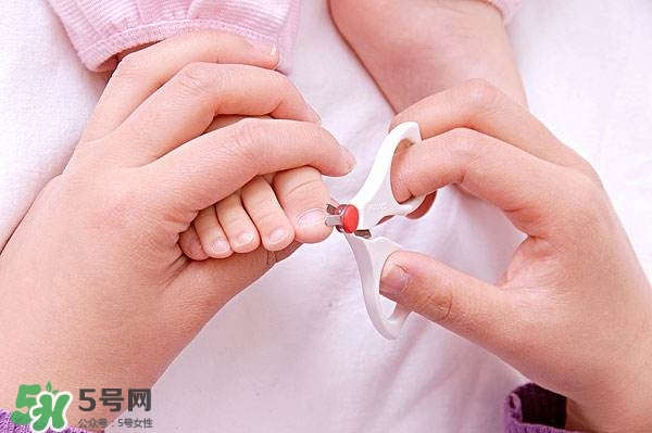 寶寶剪指甲剪到肉怎么辦？寶寶剪指甲流血了怎么辦？