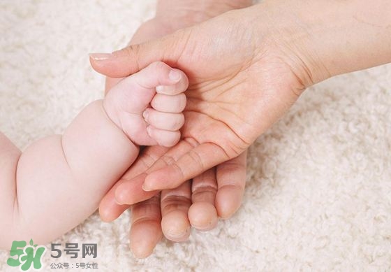 未滿月的寶寶可以剪指甲嗎？寶寶多久剪一次指甲？