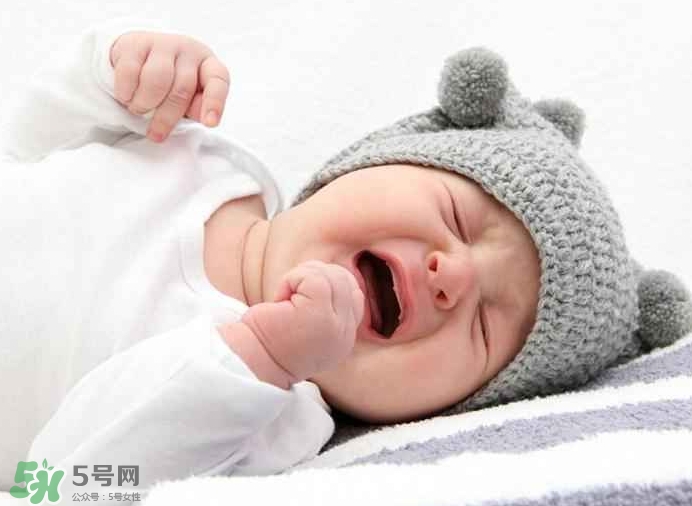 寶寶晚上哭鬧是怎么回事？寶寶晚上哭鬧不睡覺怎么辦？
