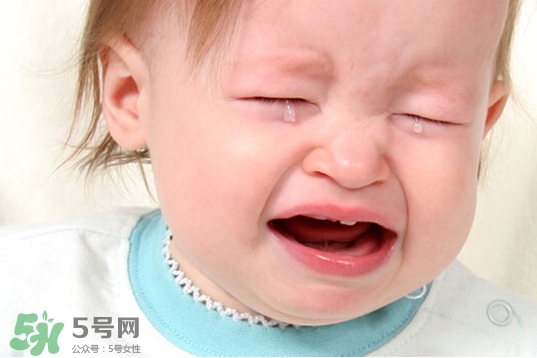 寶寶晚上哭鬧是怎么回事？寶寶晚上哭鬧不睡覺怎么辦？