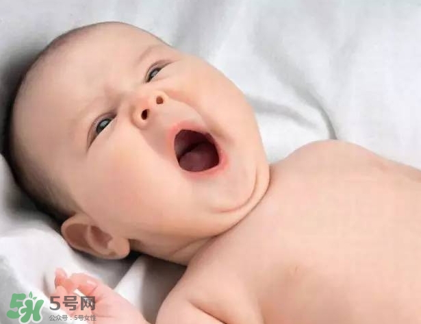 寶寶晚上哭鬧是怎么回事？寶寶晚上哭鬧不睡覺怎么辦？