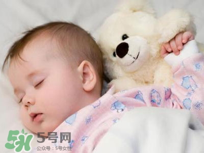 寶寶睡覺出汗多還要蓋被嗎？寶寶睡覺出汗多怎么辦？
