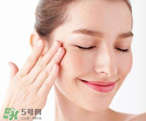 光擦保濕型化妝水就能有效保濕?怎樣正確的使用化妝水？