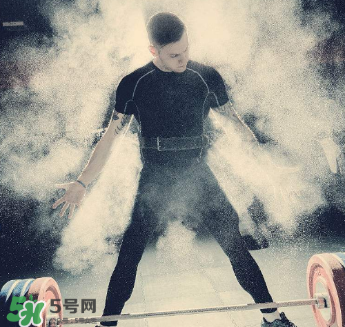 硬拉能練腹肌嗎？硬拉可以練腹肌嗎？