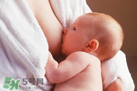 母乳喂養(yǎng)的寶寶大便怎樣正常？母乳喂養(yǎng)的寶寶需要補(bǔ)鈣嗎？