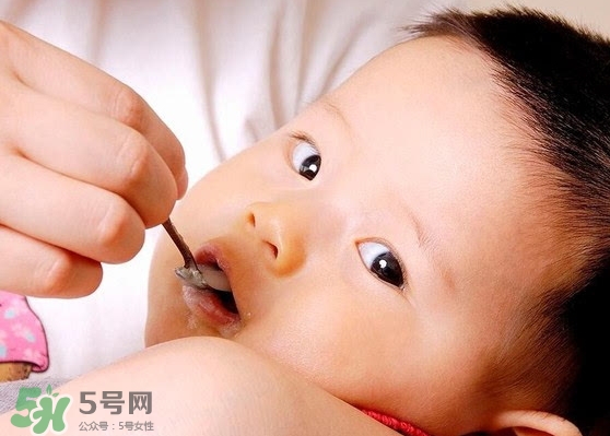 母乳喂養(yǎng)胸部會變形嗎？如何避免產后乳房變形？