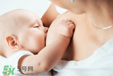 母乳喂養(yǎng)胸部會變形嗎？如何避免產后乳房變形？