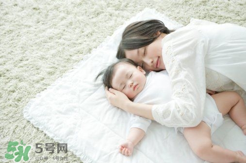 寶寶晚上哭鬧是怎么回事？寶寶晚上哭鬧不睡覺怎么辦？