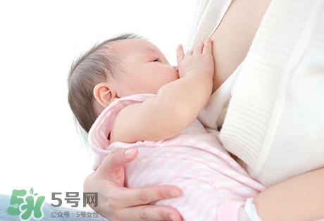 母乳喂養(yǎng)的寶寶需要喂水嗎？母乳喂養(yǎng)的重要性