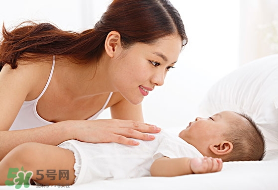 怎么哄寶寶入睡？哄寶寶睡覺(jué)的方法