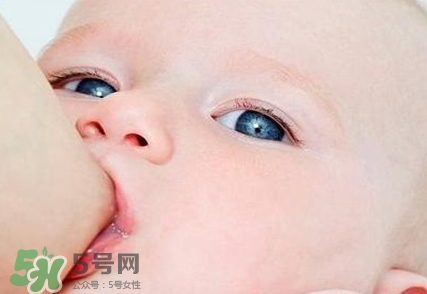 母乳喂養(yǎng)的寶寶大便怎樣正常？母乳喂養(yǎng)的寶寶需要補(bǔ)鈣嗎？