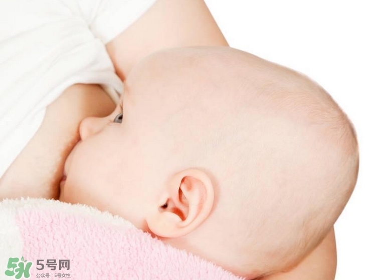 母乳喂養(yǎng)的寶寶大便怎樣正常？母乳喂養(yǎng)的寶寶需要補(bǔ)鈣嗎？